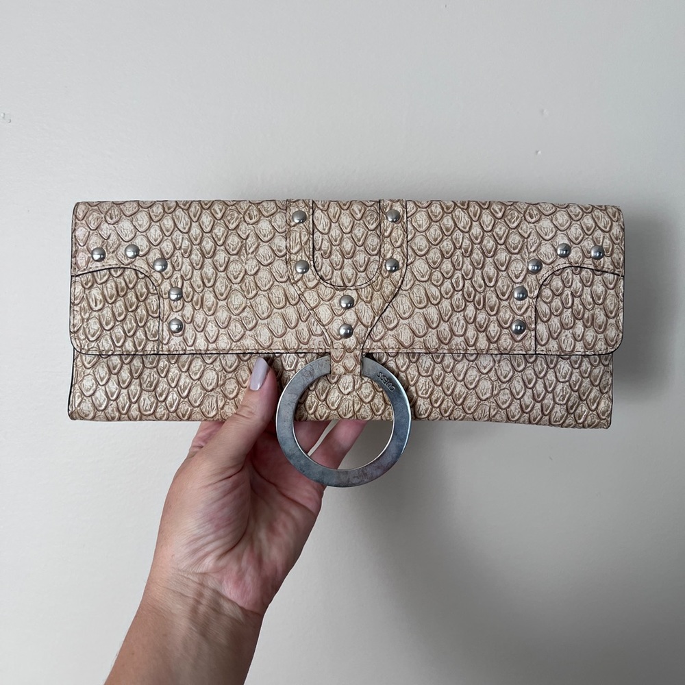 Guess clutch